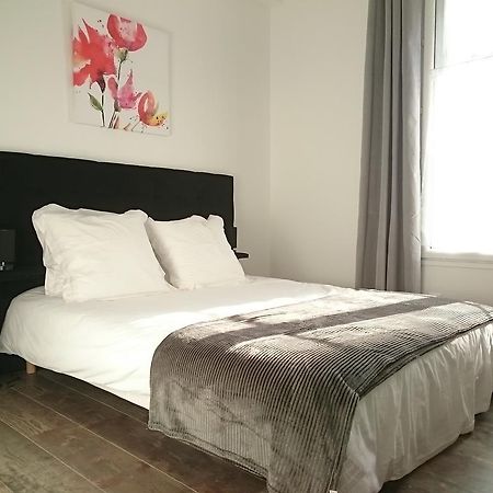 Maison De Ville Bed & Breakfast Magny en Vexin Bagian luar foto