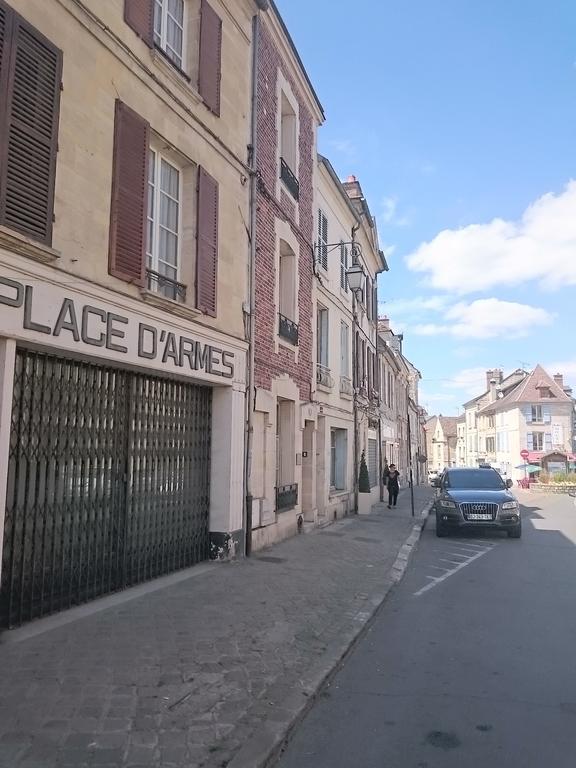 Maison De Ville Bed & Breakfast Magny en Vexin Bagian luar foto