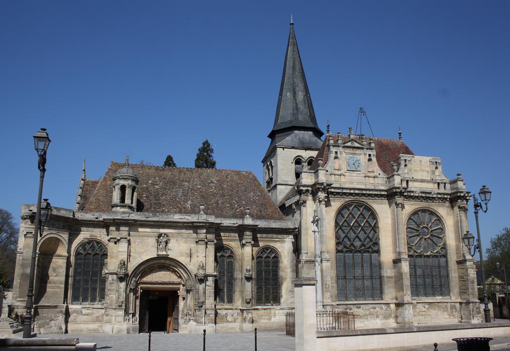 Maison De Ville Bed & Breakfast Magny en Vexin Bagian luar foto