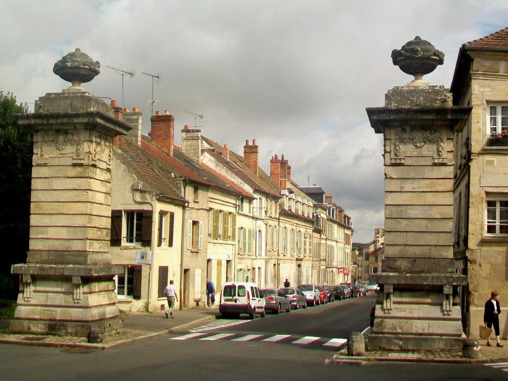 Maison De Ville Bed & Breakfast Magny en Vexin Bagian luar foto