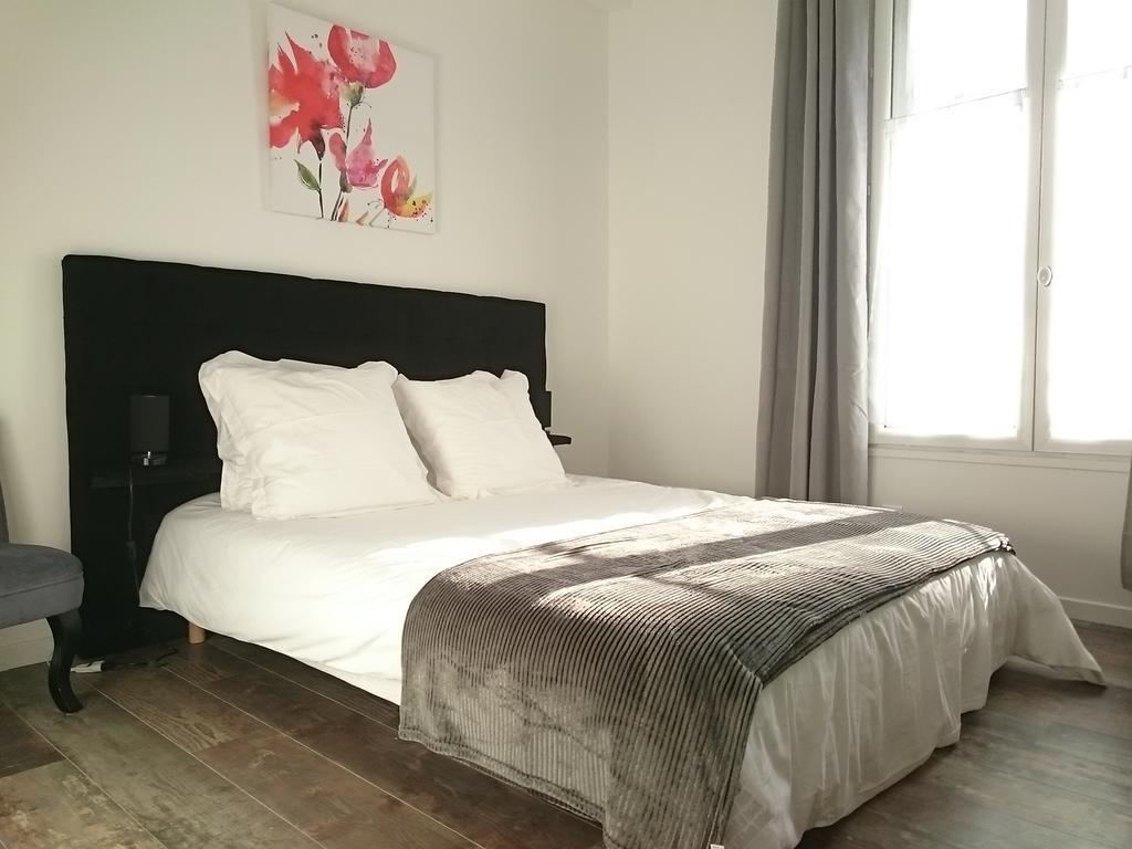 Maison De Ville Bed & Breakfast Magny en Vexin Bagian luar foto