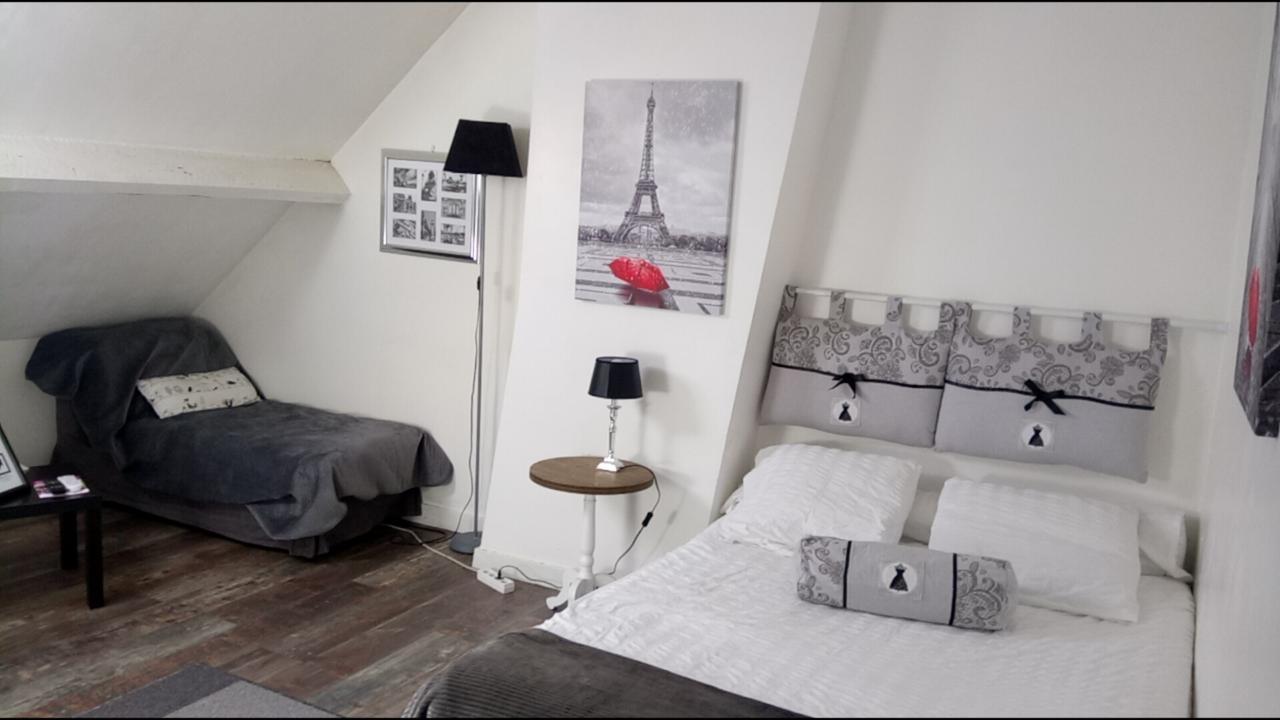 Maison De Ville Bed & Breakfast Magny en Vexin Bagian luar foto