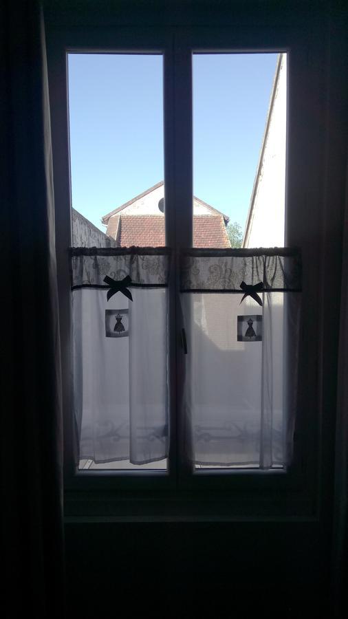 Maison De Ville Bed & Breakfast Magny en Vexin Bagian luar foto