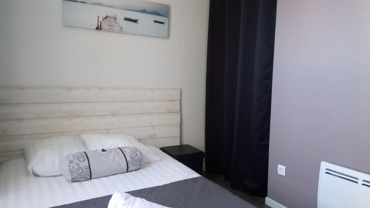 Maison De Ville Bed & Breakfast Magny en Vexin Bagian luar foto