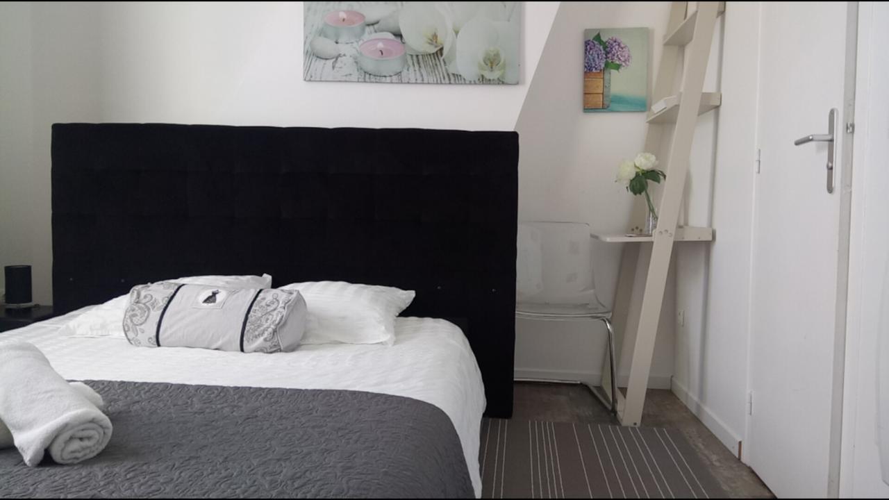 Maison De Ville Bed & Breakfast Magny en Vexin Bagian luar foto